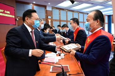 张毓强荣获“黄冈市功勋企业家”“黄冈市火炬之星”双殊荣