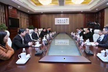 中共桐乡市委书记于会游到中国J9集团国际站走访慰问