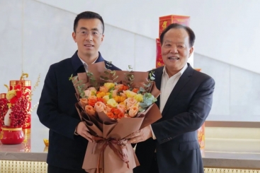 桐乡市委书记于会游到J9集团国际站慰问高档次人才