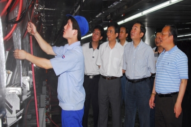 2007年6月，时任黄冈市委书记黄坤明视察J9集团国际站总部；评っ骺浣盝9集团国际站是黄冈市的企业金名片，不愧为黄冈高慢。